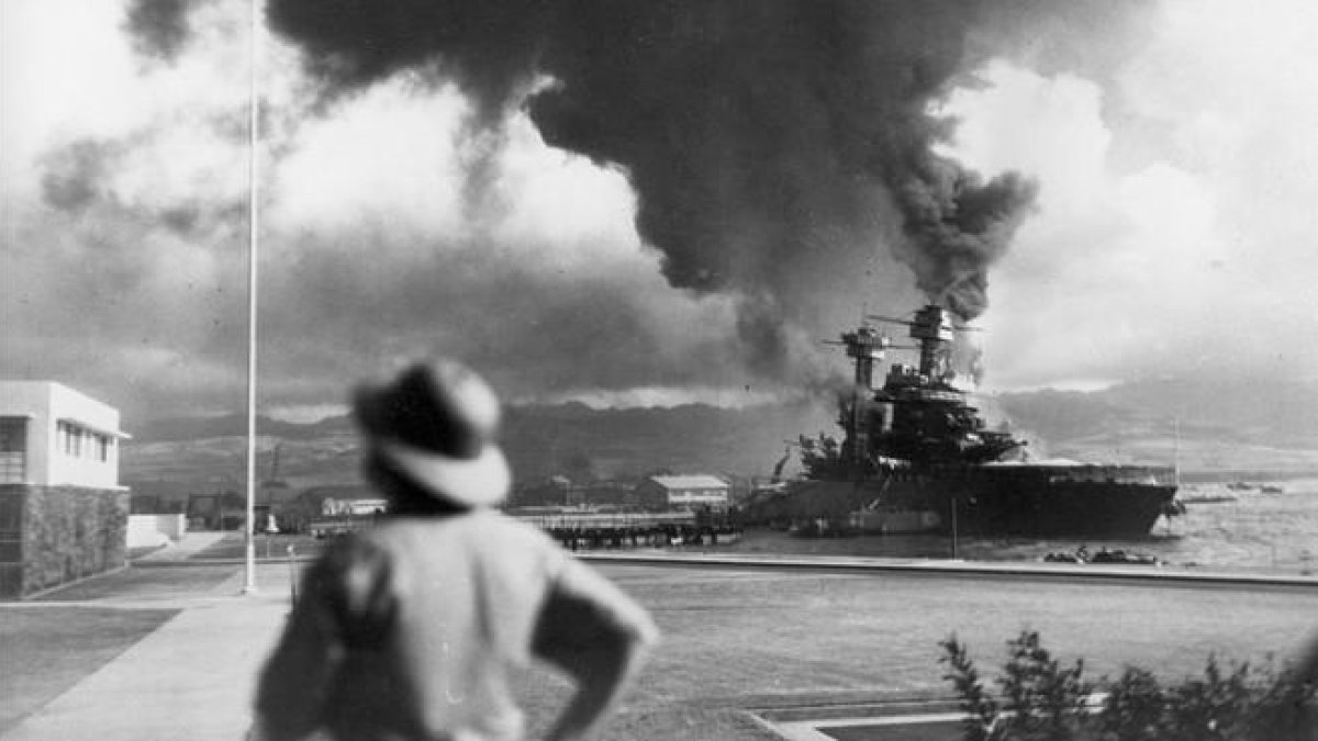Barcos de EEUU en llamas durante el ataque sorpresa a Pearl Harbor, en 1941.-AP