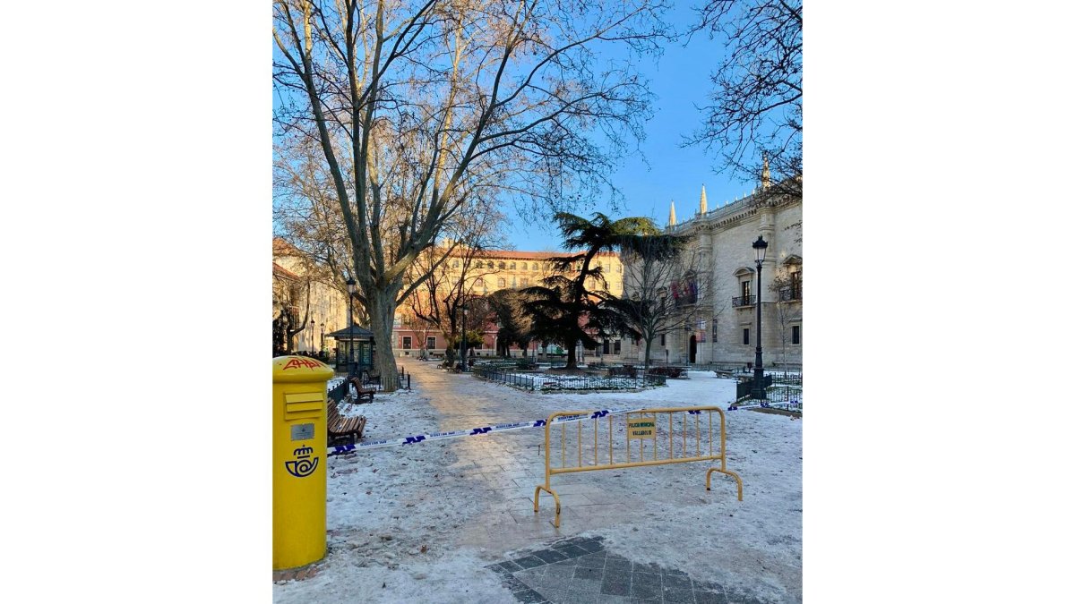 Plaza Santa Cruz cerrada al paso por la formación de hielo | E.M.