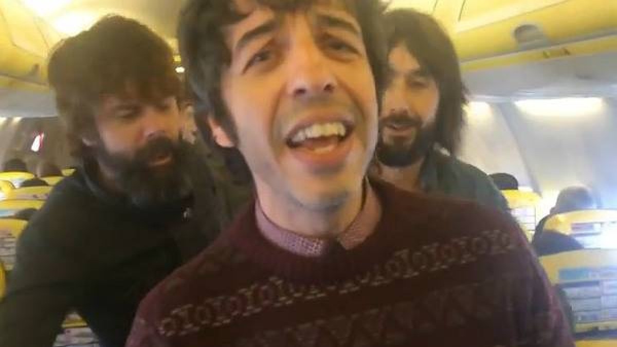 Quejosos por el trato recibido por los azafatos de la compañía 'low cost', el grupo de Barcelona les dedicó una ingeniosa canción.-