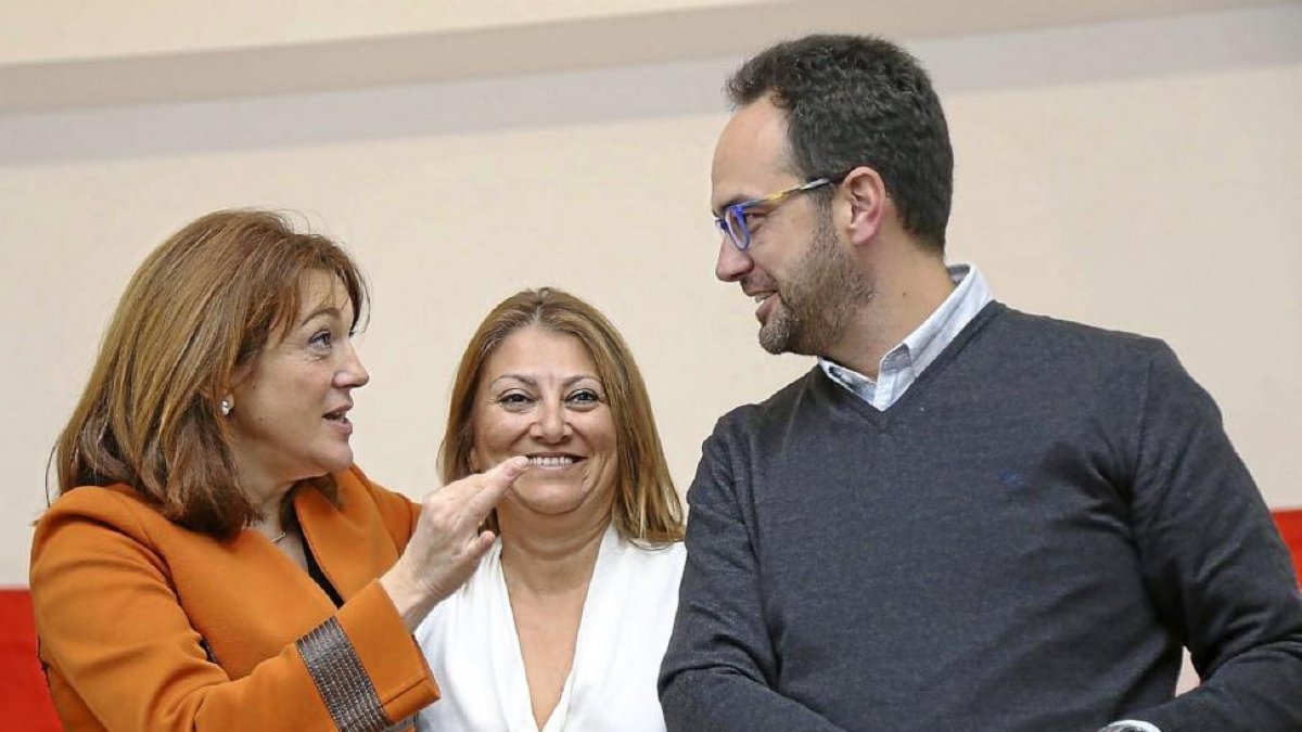 Soraya Rodríguez, Teresa López y Antonio Hernando, ayer, en Medina.-ICAL