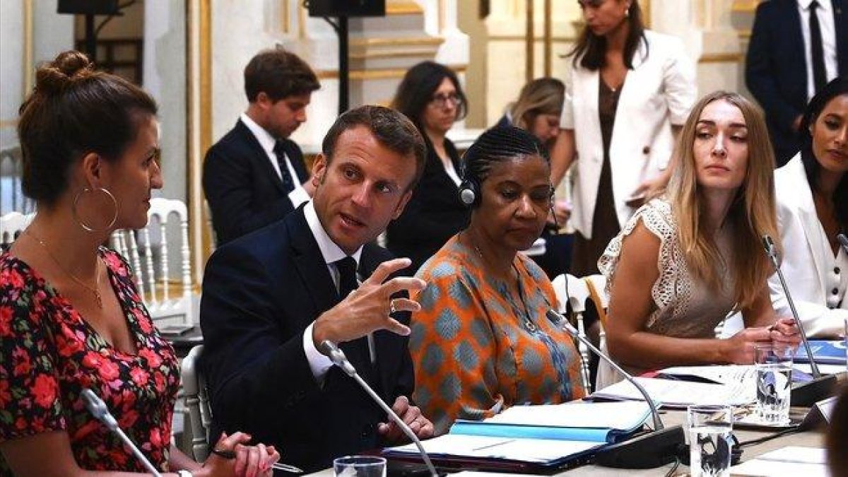 Macron en una reunión con al Consejo de Igualdad entre Mujeres y Hombres, previa a la cumbre del G-7.-EFE / PHILIPPE LOPEZ
