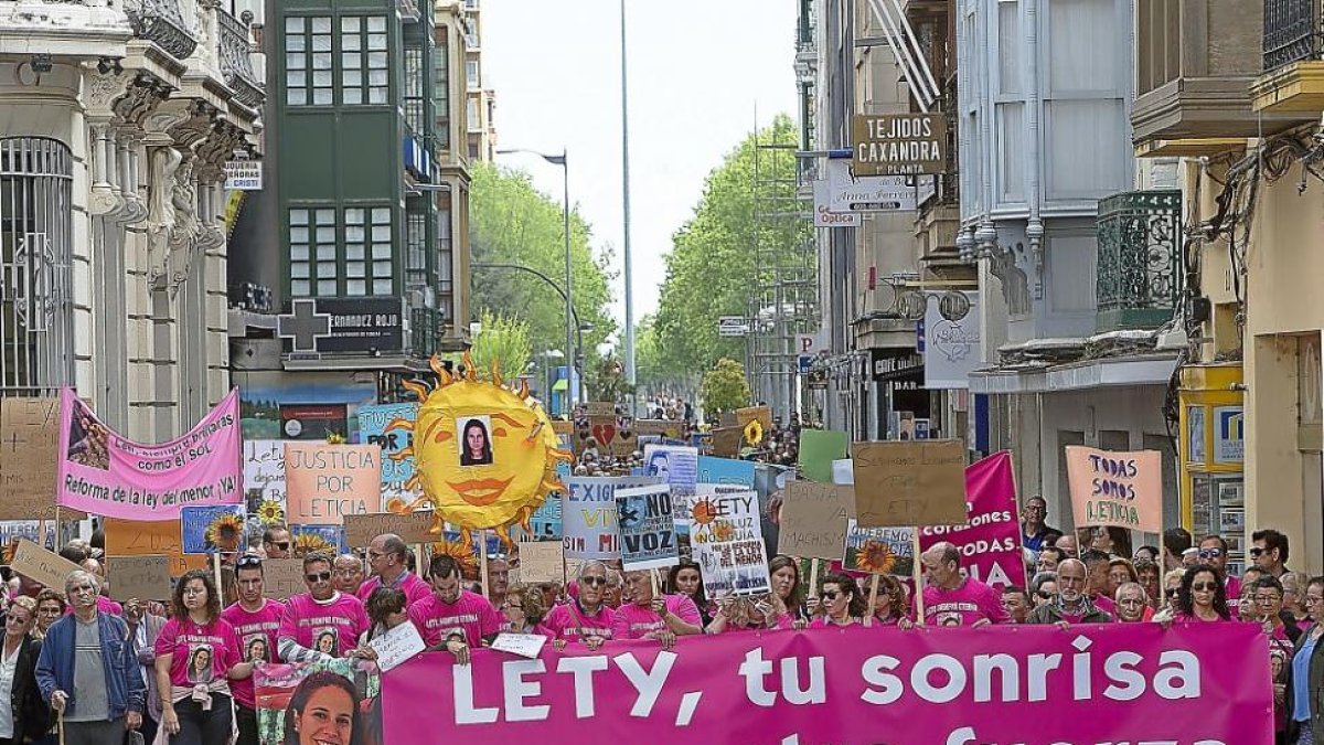 Miembros de la plataforma 18-M y familiares de Leticia Rosino ayer en Zamora durante la manifestación en memoria de la mujer asesinada.-ICAL