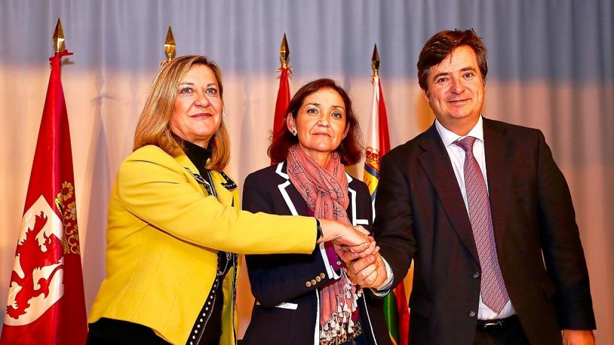 Pilar del Olmo con Reyes Maroto, y el presidente de NSR, Óscar Heckh en la firma del acuerdo.-ICAL
