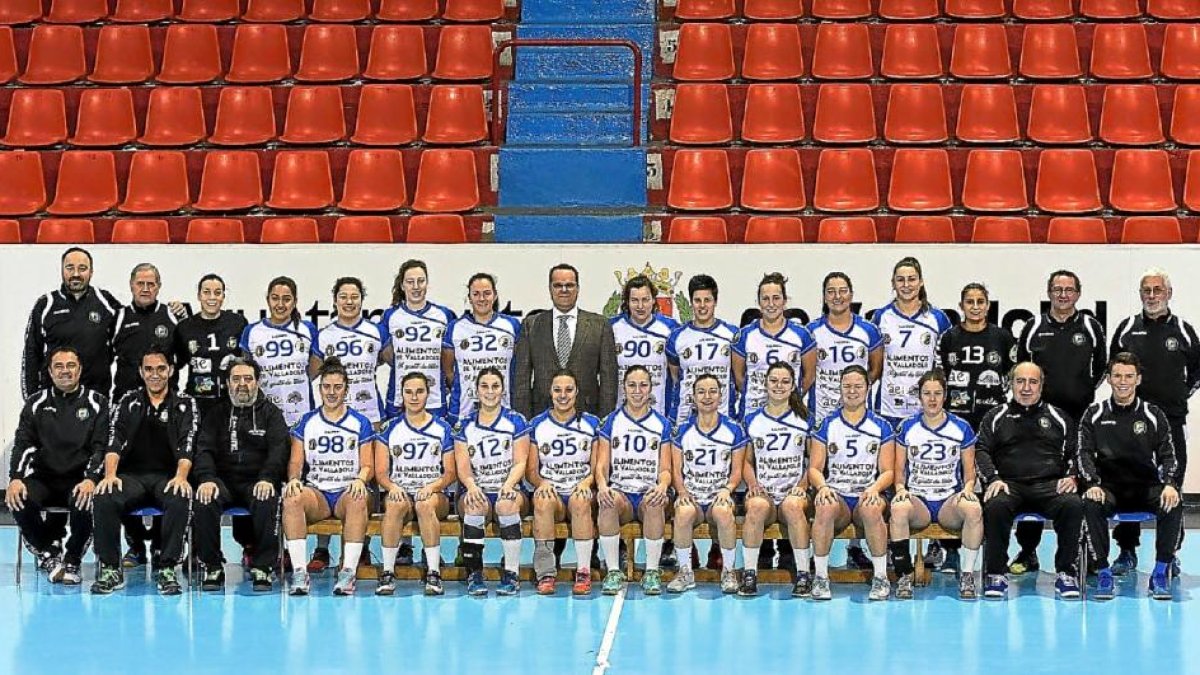 Jugadoras, cuerpo técnico y presidente del BMAula Valadolid posan con su nueva uniformidad con el patrocinio principal de Alimentos de Valladolid.-EL MUNDO