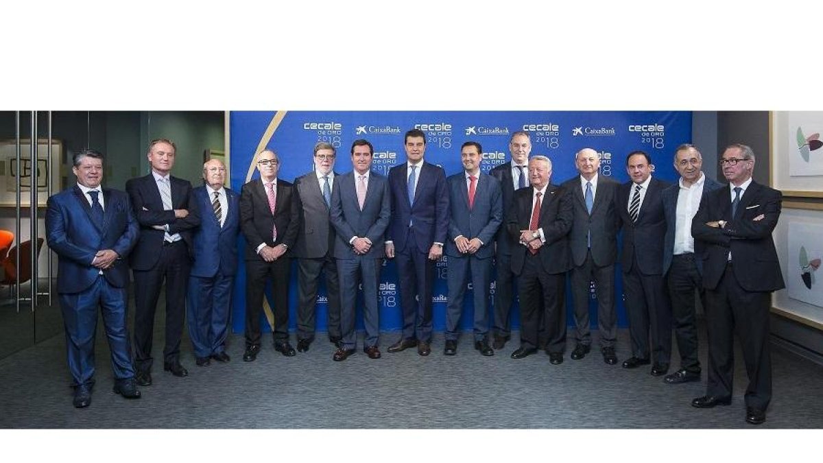 Foto de familia de los galardonados y de las autoridades políticas y empresariales momentos antes de comenzar la entrega de premios.-RAÚL OCHOA