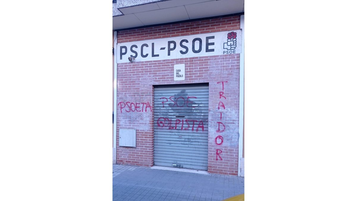 Pintadas en la sede del PSOE de Laguna de Duero, Valladolid. / EM