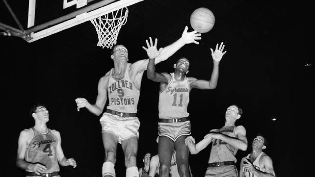 Earl Lloyd (con el dorsal 11) lucha por un rebote con Mel Hutchins, en una imagen de 1955.-Foto: AP