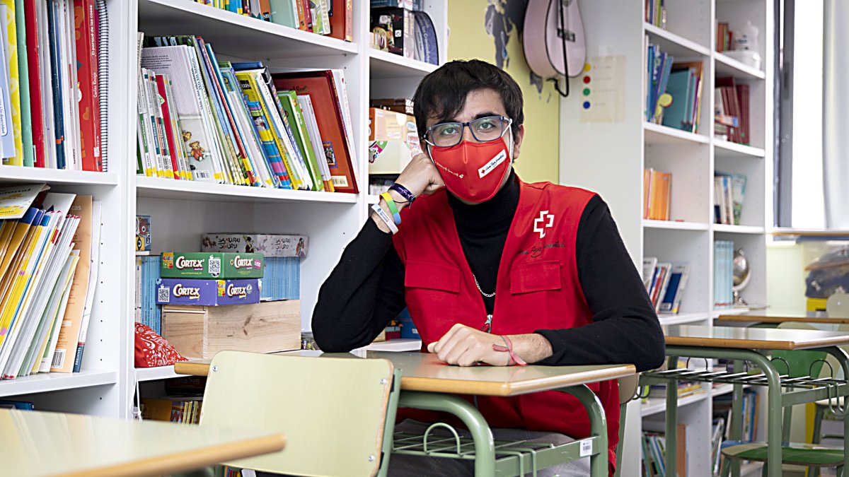 Sede de Cruz Roja (Valladolid). Pablo Santamaría, voluntario de Cruz Roja del programa contra el acoso escolar. IVÁN TOMÉ / PHOTOGENIC