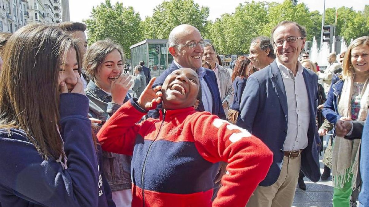 Alfonso Alonso estuvo acompañado por destacadas figuras del partido, con los que paseó por la calle Santiago. Allí hubo momentos simpáticos como el encuentro con unos colegiales vergonzosos ante el mediático ministro de Sanidad.-J. M. Lostau