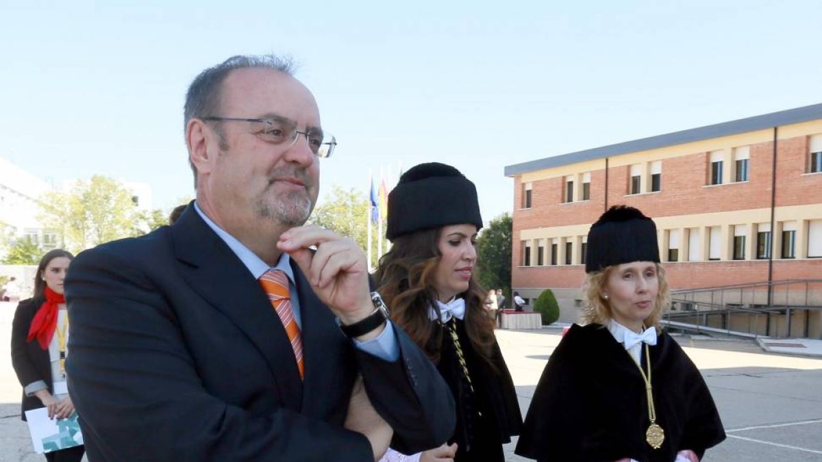 El consejero de Educación, Fernando Rey, asiste al acto de apertura del curso académico 2015-2016 de la Universidad Europea Miguel de Cervantes-ICAL