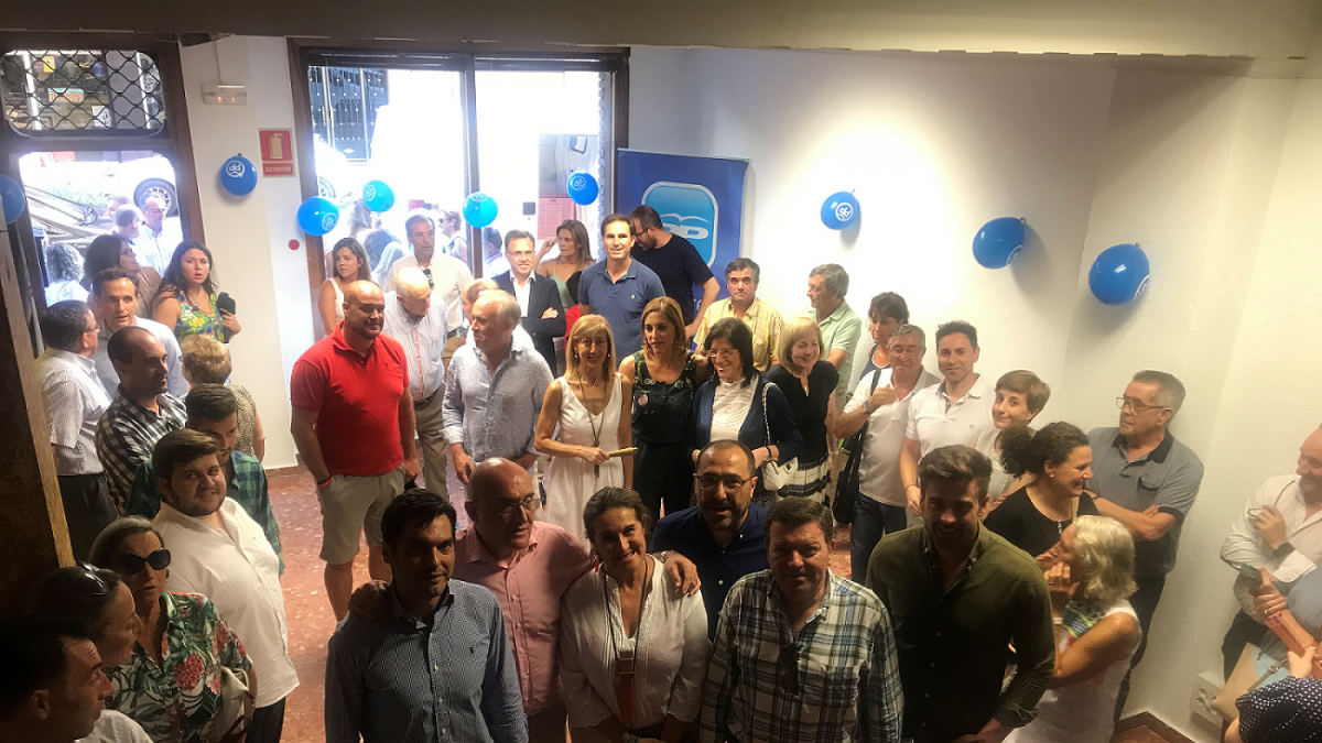 Carnero inauguró ayer la nueva sede del PP en Medina del Campo. El nuevo local, en la calle Lope de Vega, 15, reemplaza a la sede anterior en las galerías comerciales de la Plaza Mayor ofrece