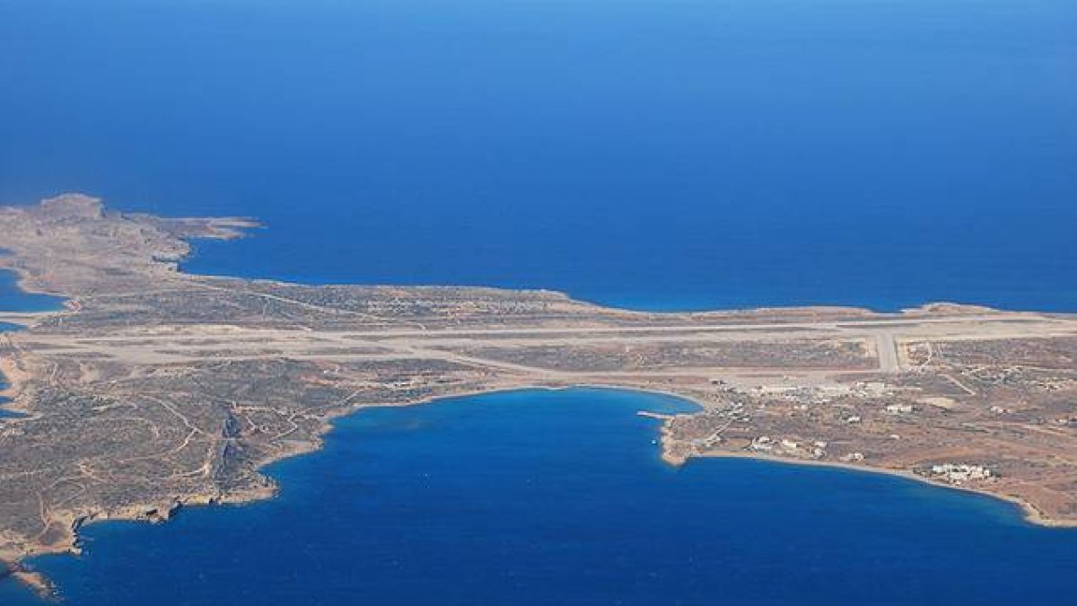 Vista aérea del aeropuerto de la isla griega de Kárpatos desde el interior de un Lauda Air antes de aterrizar.-Foto: WIKIMEDIA COMMONS / TRAINLER EIGINES WERK