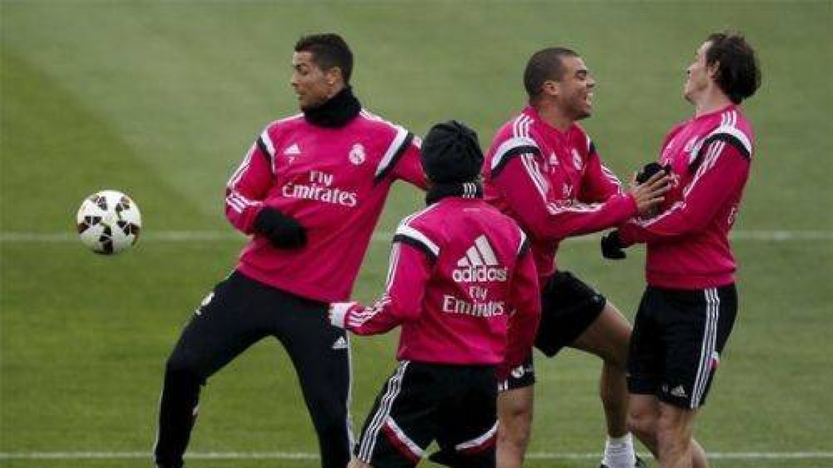 Diversos jugadores del Real Madrid durante un entreno del pasado mes de marzo.-Foto: REUTERS