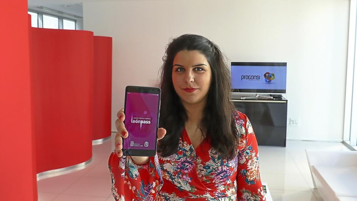 Anabel Vázquez, responsable de la León Pass en Proconsi, muestra la tarjeta turística y comercial.-EL MUNDO
