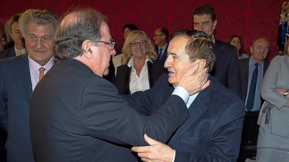 Juan Vicente Herrera saluda a Juan José Lucas durante el acto.-PABLO REQUEJO
