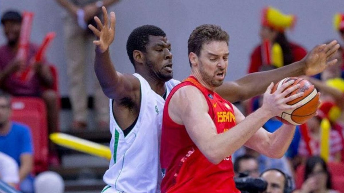 El imponente Seydou Aboubacar defendiendo a Pau Gasol.-ELMUNDO