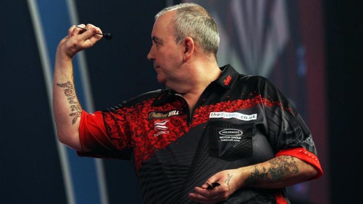 Phil Taylor, durante la final del Mundial de dardos contra Rob Cross.-/ EFE / SEAN DEMPSEY