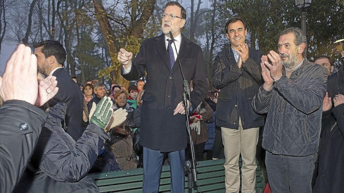 Rajoy dio un mitin subido en un banco, como hizo hace nueve años, en los jardines de La Mota, Benavente.-ICAL