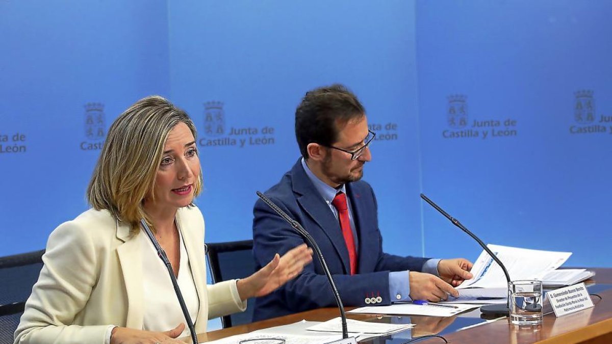 Alicia García y el director de proyectos de la Fundación Santa María la Real, en la presentación del balance.-ICAL