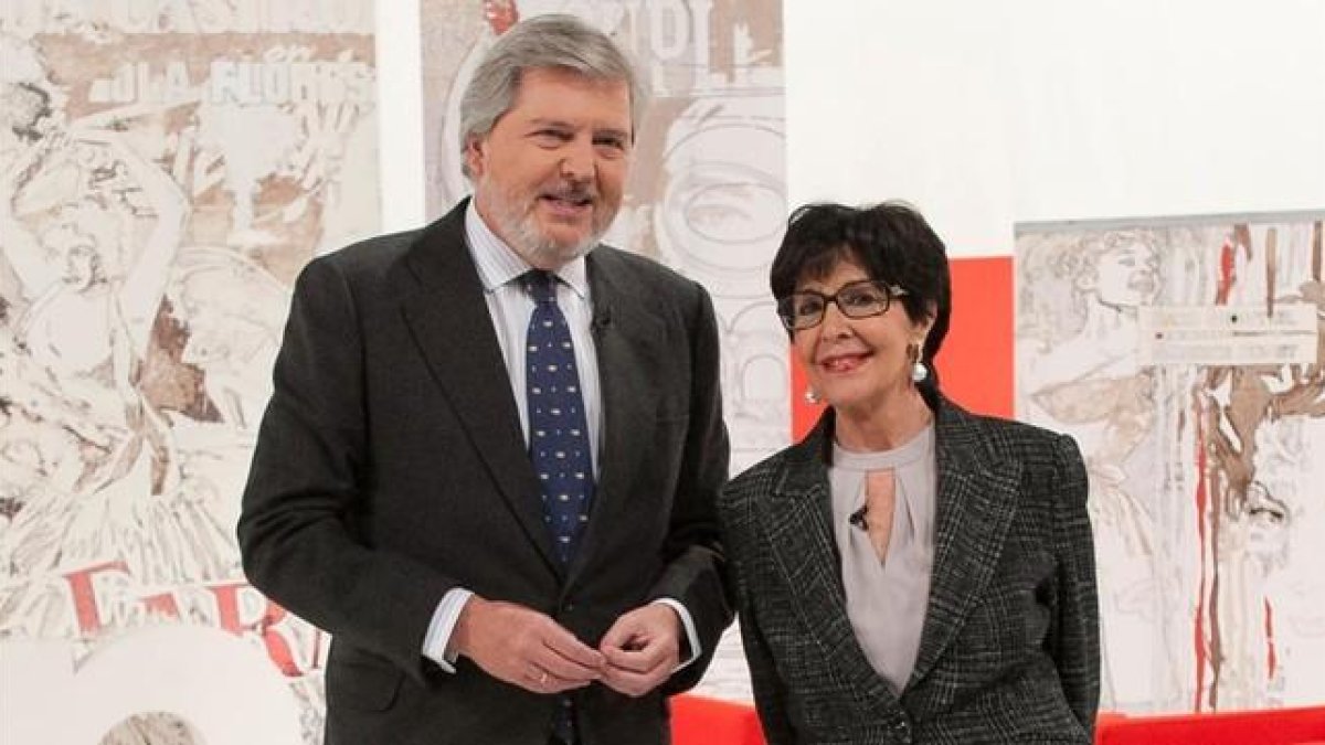 El ministro de Educación Méndez de Vigo y Concha Velasco, en el plató de 'Cine de barrio'.-RTVE