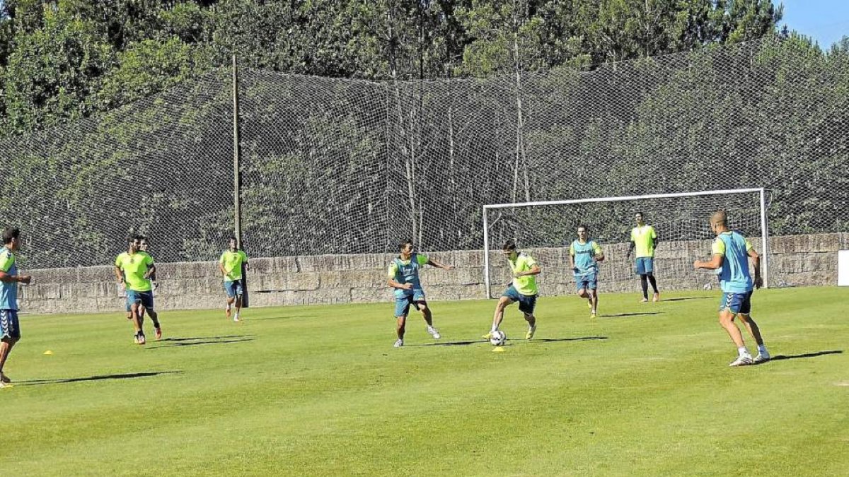 Los jugadores del Valladolid en un entrenamiento del pasado verano en el campo de A Lagoa.-El Mundo