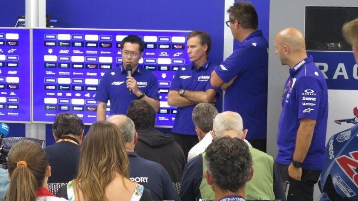 El japonés Kouji Tsuya pidió disculpas a sus pilotos ante la mirada de Lin Jarvis y Favero William.-EMILIO PÉREZ DE ROZAS
