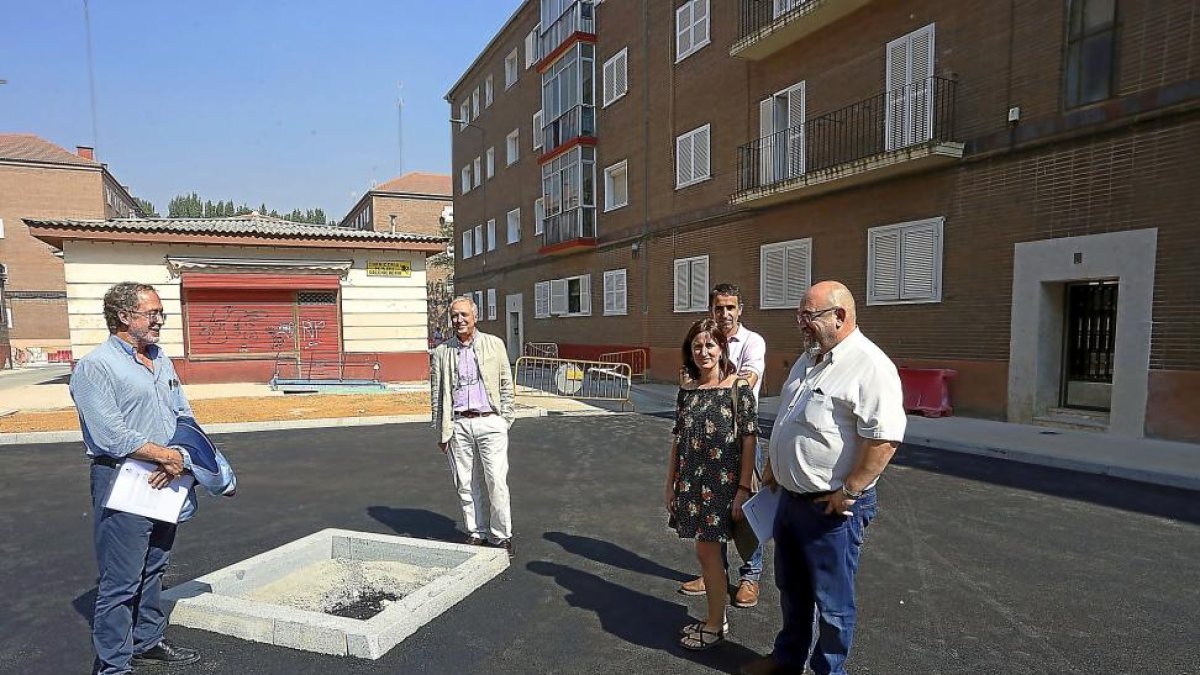 El concejal de Urbanismo, Manuel Saravia , y la concejala de Medio Ambiente, María Sánchez, en las obras de urbanización.-ICAL