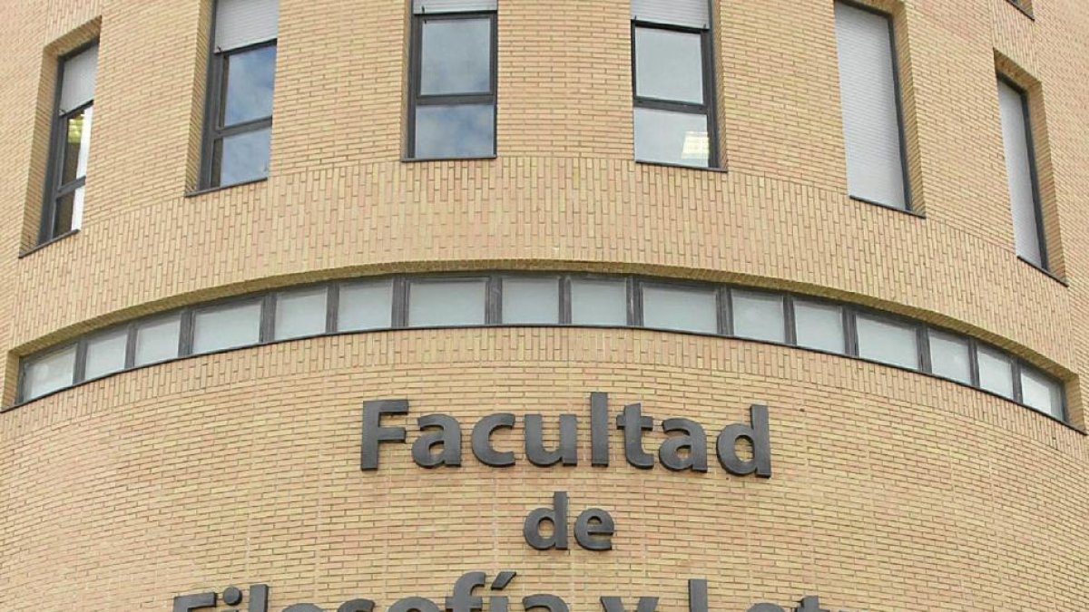 Imagen de archivo de la fachada de la Facultad de Filosofía y Letras de Valladolid.-E.M.