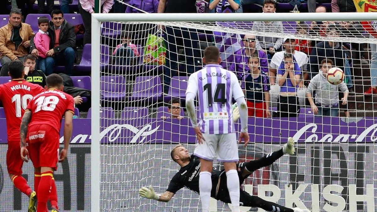 Molina marca de penalti en el minuto 95 el 2-2 ante el Getafe.-J. M. LOSTAU
