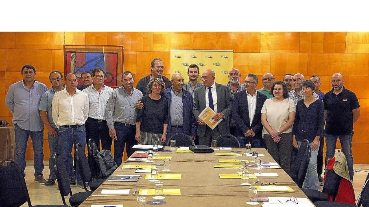 El consejero, Jesús Julio Carnero, junto a algunos de los miembros del comité regional de COAG.-ICAL
