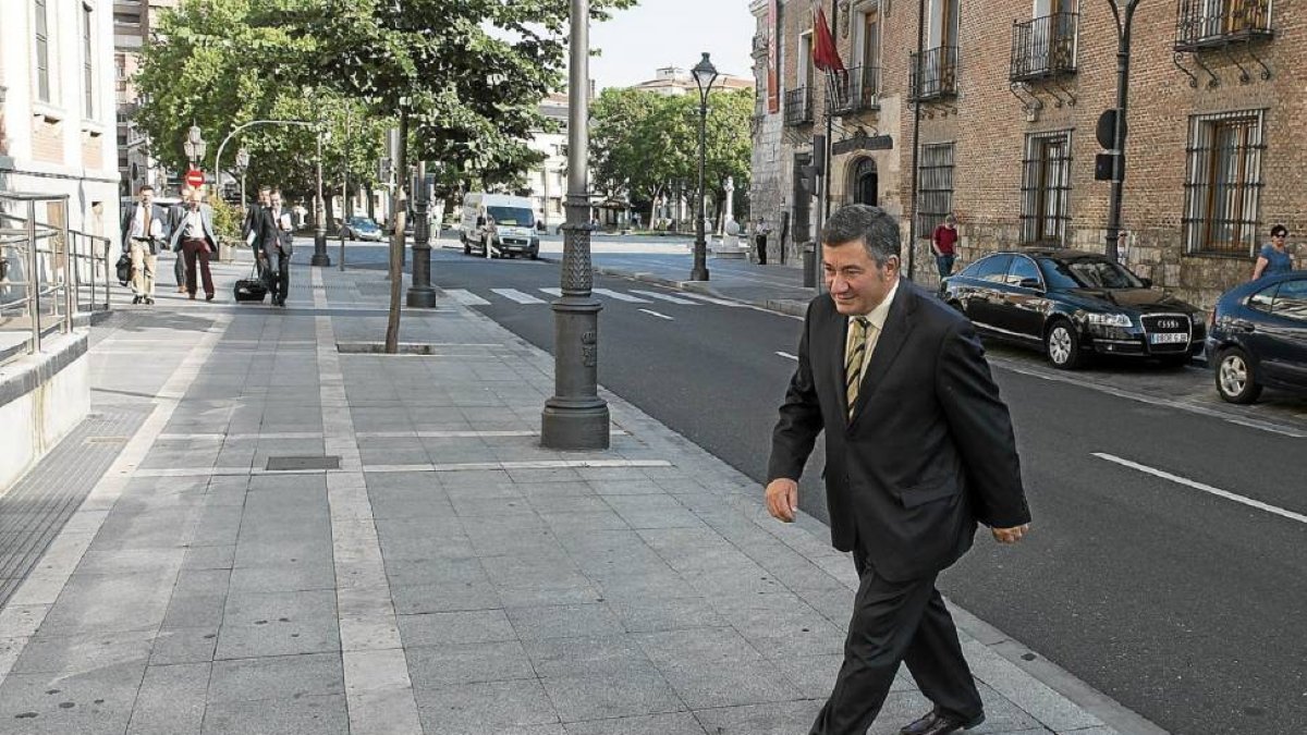 El ex alcalde de Arroyo de la Encomienda, José Manuel Méndez, a la entrada de la Audiencia Provincial-Miguel Ángel Santos