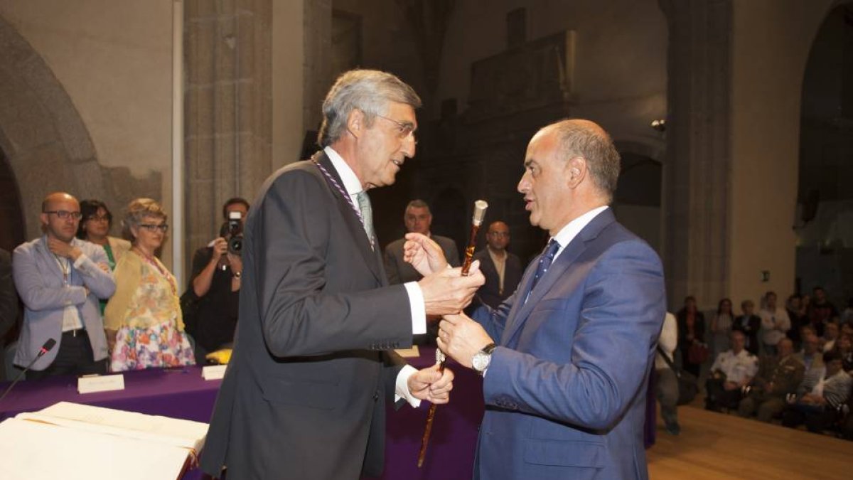 Pleno de constitución de la corporación municipal del ayuntamiento de Ávila. En la foto, el alcalde saliente, Miguel Ángel García Nieto (d), entrega el Bastón de Mando al nuevo alcalde, José Luis Rivas (i)-Ical