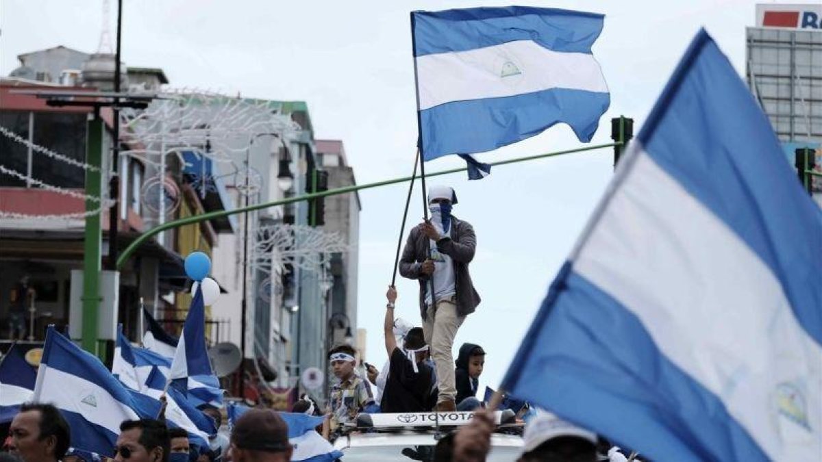 Miles de nicaraguenses protestan este domingo en San Jose  Costa Rica.-EFE / JEFFREY ARGUEDAS