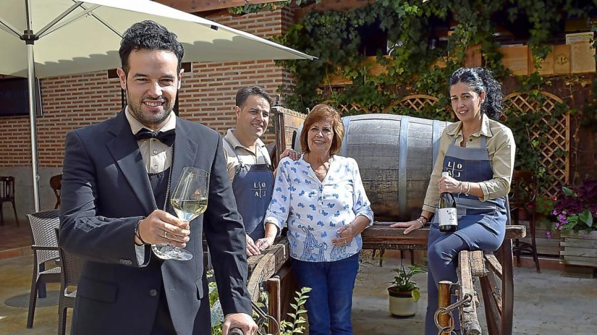 El sumiller Bruno, en primer término, con sus hermanos Federico y Patricia, y su madre Lola (centro), en el patio del establecimiento.-ARGICOMUNICACIÓN