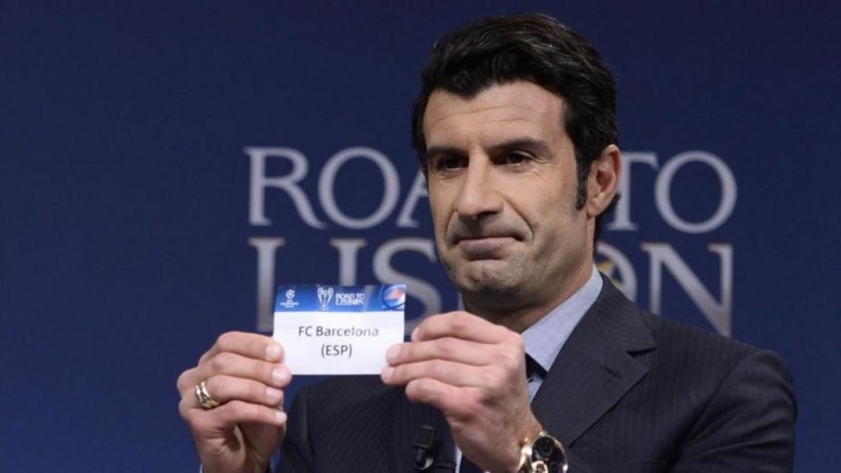 Luis Figo, durante el sorteo de la Champions League-AFP / FABRICE COFFRINI