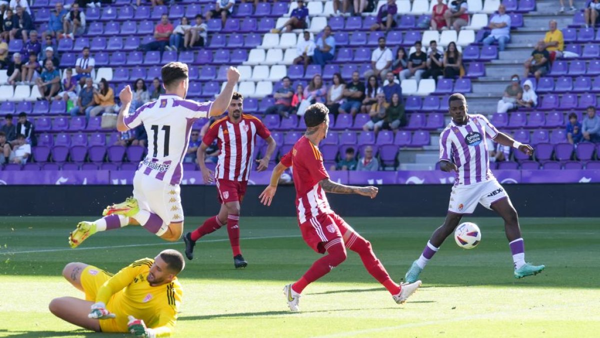 Moro pasa el balón a Cédric.