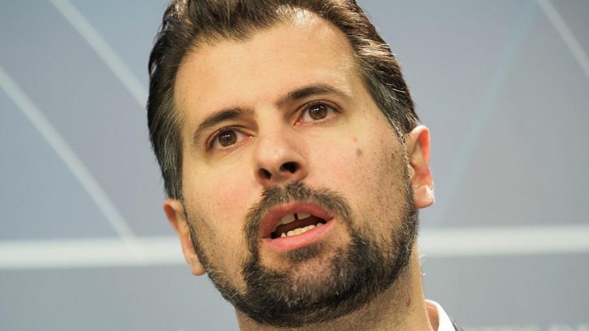 Luis Tudanca, ayer en su comparecencia en la sala de prensa de las Cortes.-ICAL