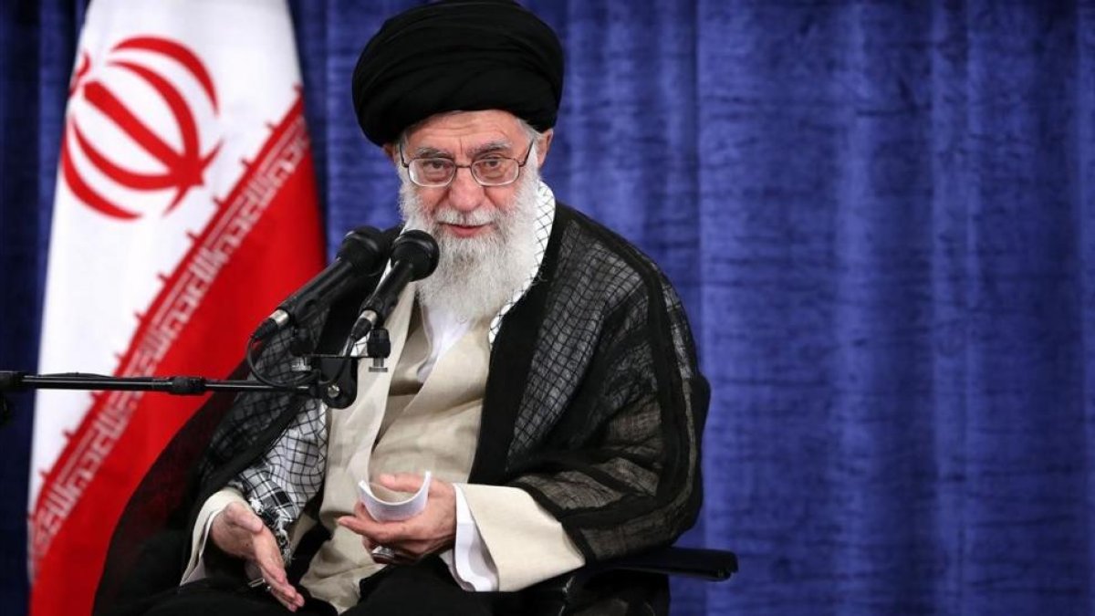 El ayatolá Alí Jamenei en una reunión con miembros del Gobierno iraní el 23 de mayo.-/ OFICINA DEL LÍDER SUPREMO IRANÍ (AFP)