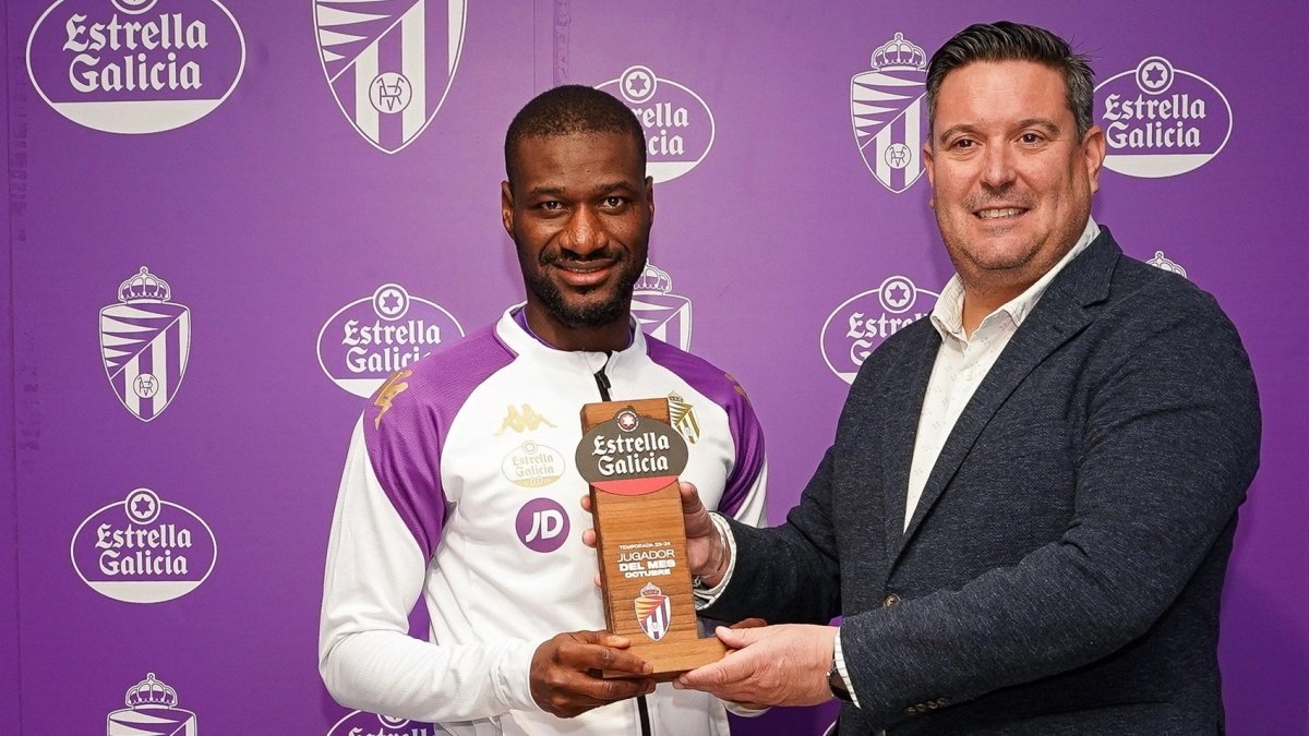 Sylla recoge su premio de manos de Javier Valduvieco, promotor de ventas en Valladolid de Estrella Galicia.
