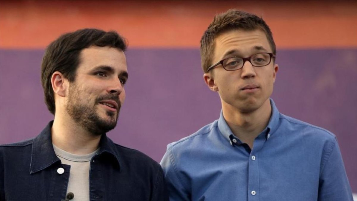 Alberto Garzón e Íñigo Errejón durante el mitin de cierre de la campaña del 26-J, en Madrid Río.-JOSE LUIS ROCA