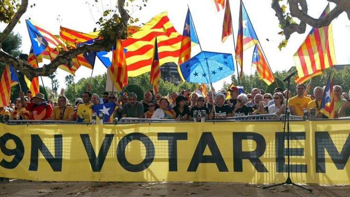 Partidarios de la consulta se han concentrado a las puertas del Parlament donde esta tarde se ha aprobado en un pleno extraordinario la Ley catalana de Consultas-Foto: EFE / TONI ALBIR