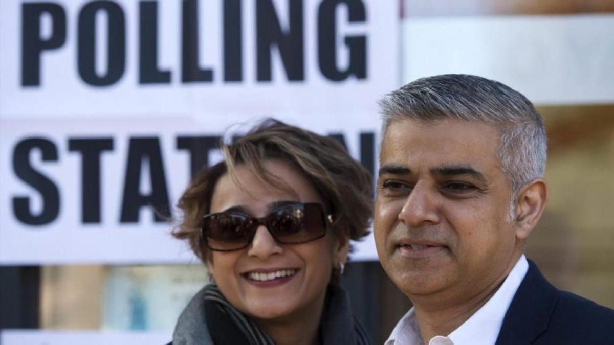 Sadiq Khan y su esposa, Saadiya Khan, a su llegada a un colegio electoral al sur de Londres, este jueves.-EFE / HANNAH MCKAY