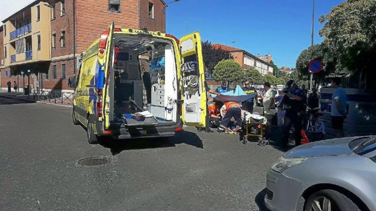 La ciclista herida es atendida por personal de Sacyl en el cruce de Mirabel con Rondilla de Santa Teresa.-E.M.