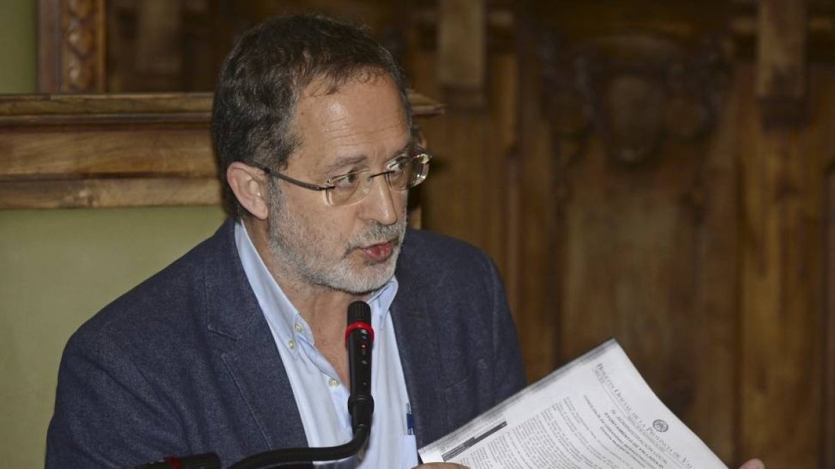 El portavoz de IU del Ayuntamiento de Valladolid, Manuel Saravia, durante el pleno celebrado para analizar consecuencias y responsabilidades vinculadas con la expropiación de terrenos del conocido como 