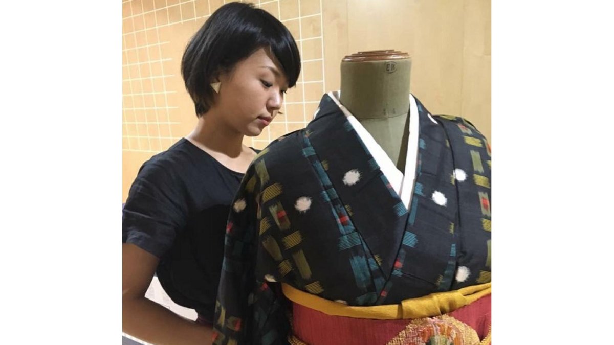 La japonesa Asami Hatano con una de las prendas que vende en su tienda de la localidad vallisoletana de Wamba.-EL MUNDO