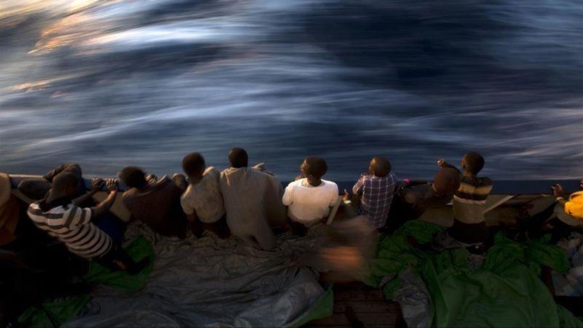Inmigrantes rescatados a bordo del Golfo Azzurro, la embarcación de la oenegé Proactiva Open Arms.-AP / EMILIO MORENATTI