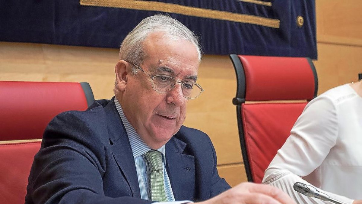 El presidente del Consejo de Cuentas, Jesús Encabo, ayer en la Comisión de Hacienda de las Cortes.-ICAL