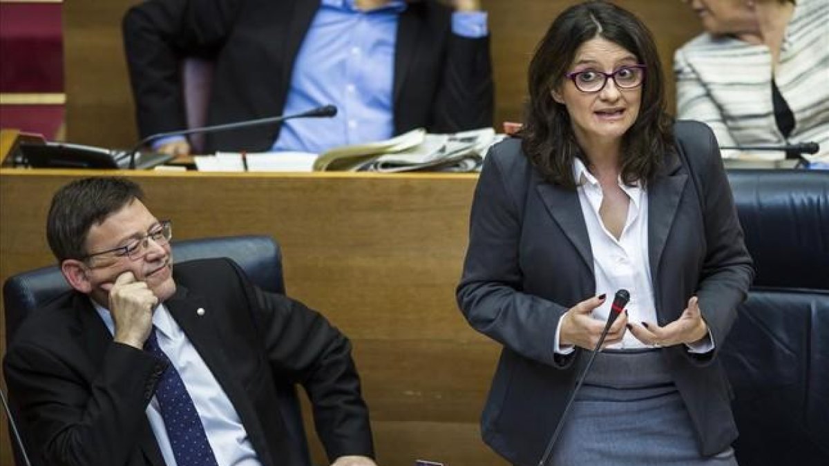 El presidente de la Generalitat, Ximo Puig, y la vicepresidenta del Consell, Mónica Oltra, durante al pleno de Les Corts.-MIGUEL LORENZO