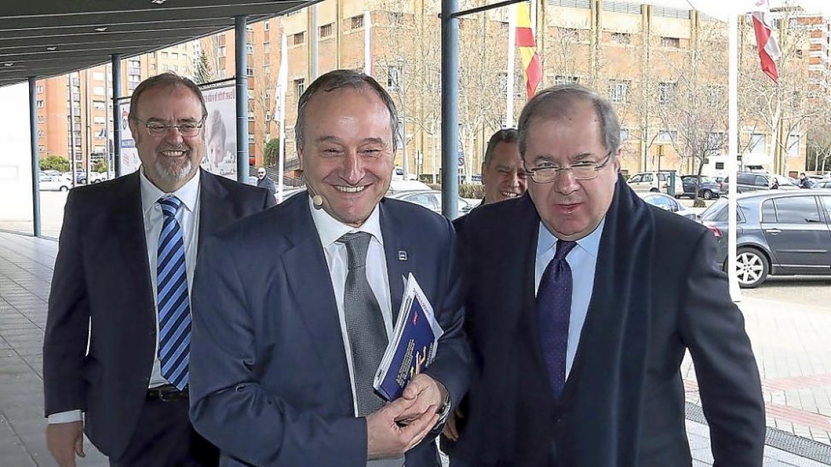 Daniel Miguel y Juan Vicente Herrera a su llegada a la Feria de Valladolid. Tras ello, el consejero de Educación.-ICAL