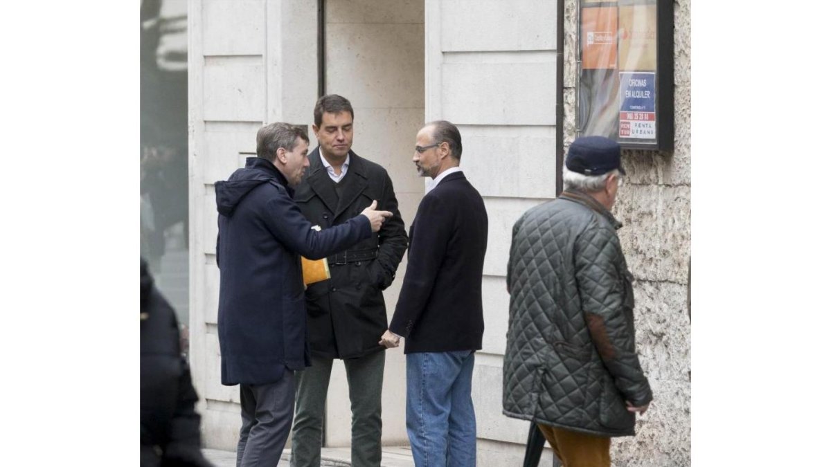 Javier Lacalle durante su reunión con Luis Fuentes en la sede de Ciudadanos en Valladolid.-PABLO REQUEJO (PHOTOGENIC)